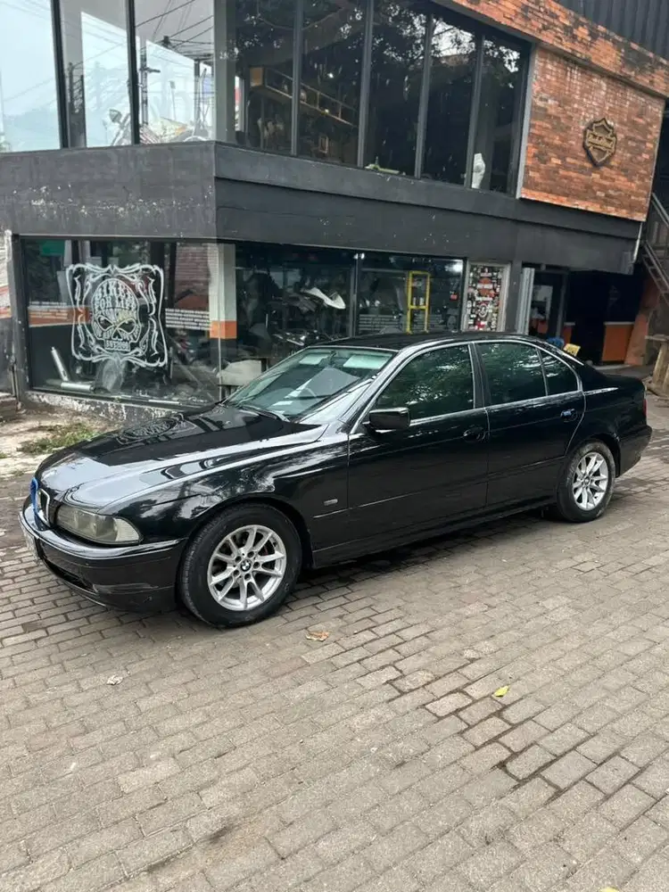 BMW 520i E39 2004 AT Hitam Metalik