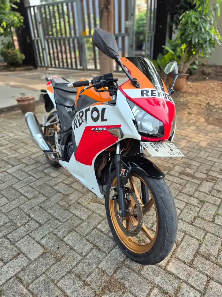 Dijual Honda CBR 150R k45 tahun 2014 surat lengkap