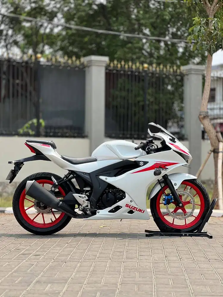 SUZUKI GSX 150R NON KEYLESS 2018 PUTIH KM LOW PAJAK PANJANG SUPERB