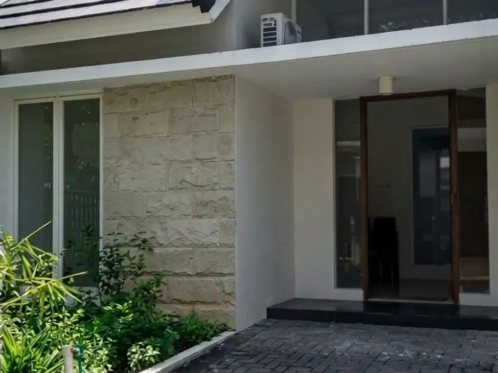 Dijual / Disewakan Rumah Semi Furnish di Surabaya Barat