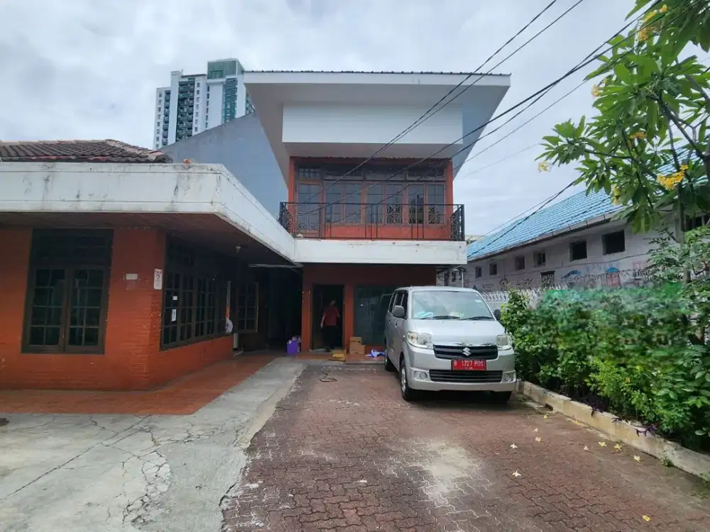 Rumah Kapasitas Besar di Jakarta Pusat – 6KT, Carport 6 Mobil 73702 YOS