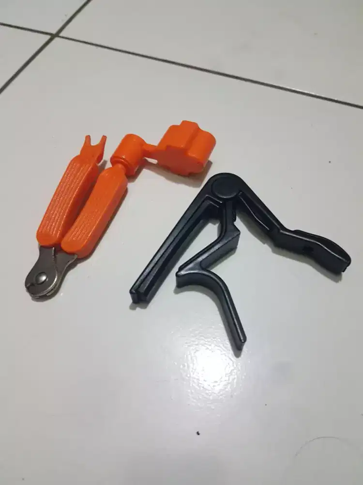Capo dan alat putar senar