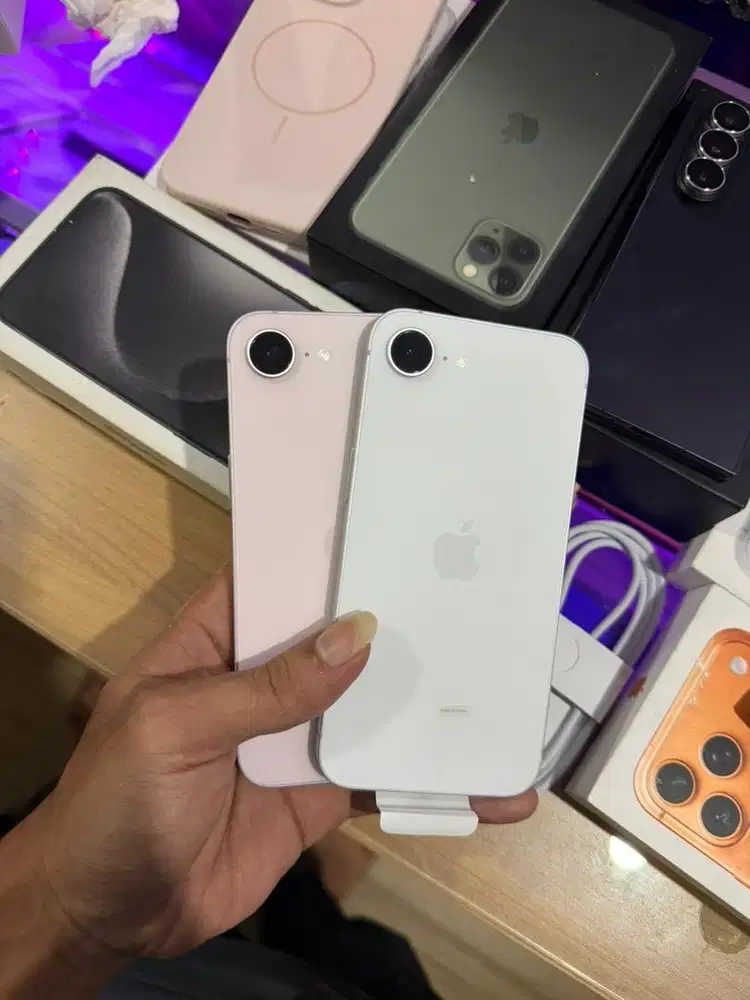 Iphone 16e 256gb white iBox dan 17e 256gb pink iBox lengkap bh 100%