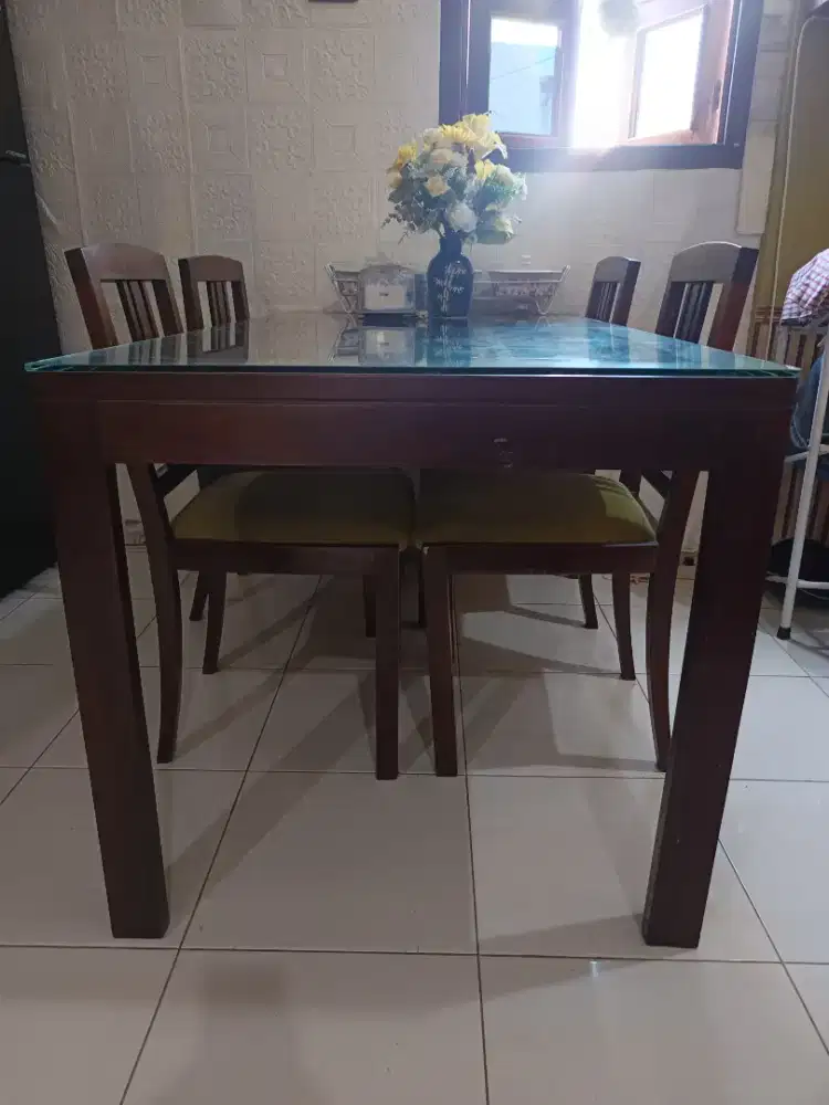 Meja makan kayu minimalis