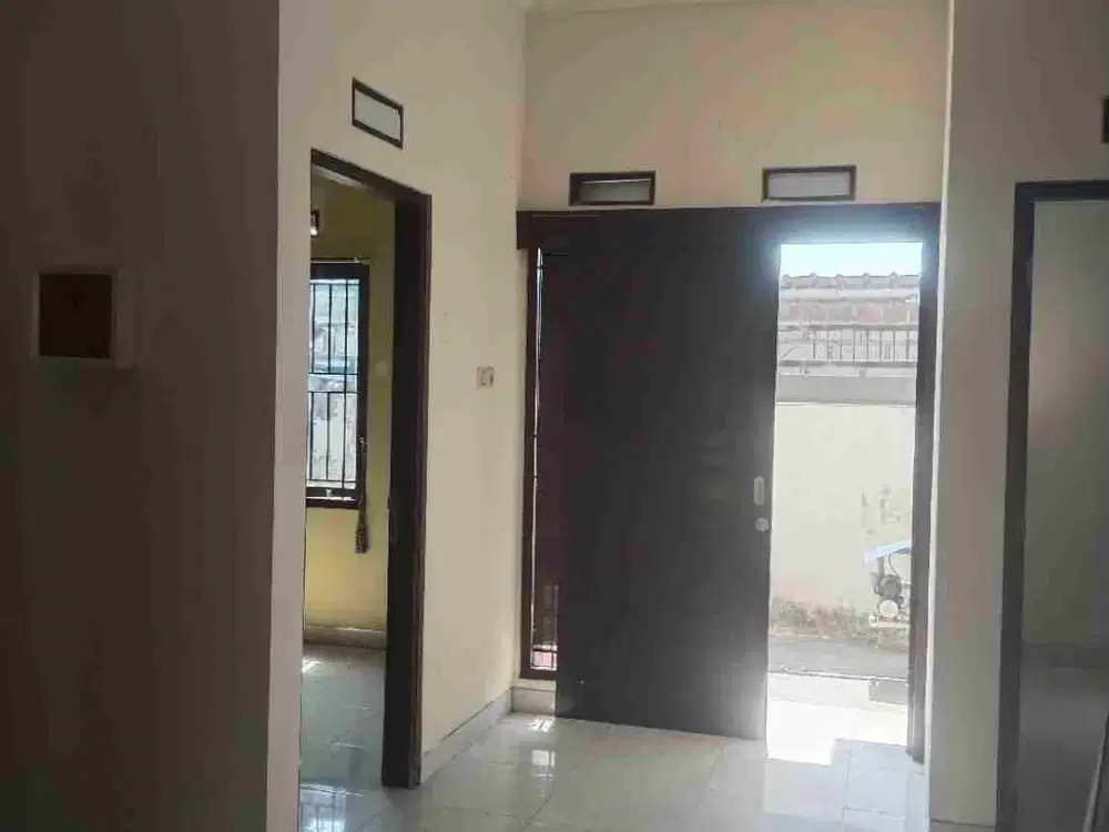disewakan rumah bersih taman luas lingkungan nyaman di central batubulan
