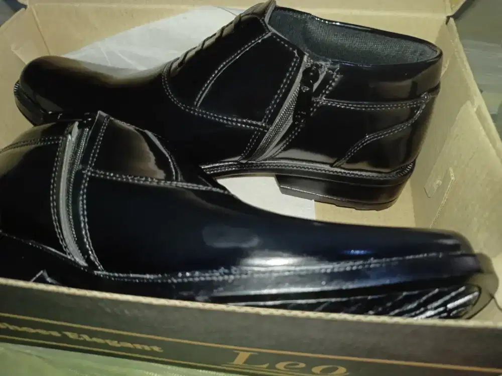 Sepatu pdh ukuran 42 hitam