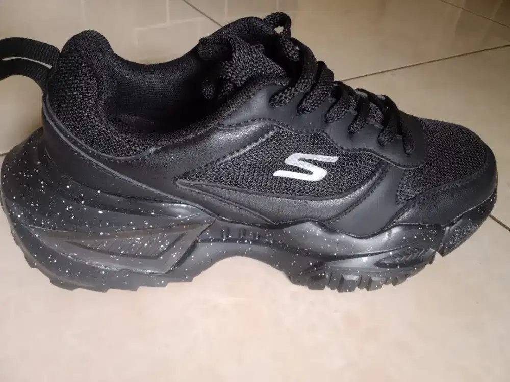 Sepatu skecer pria