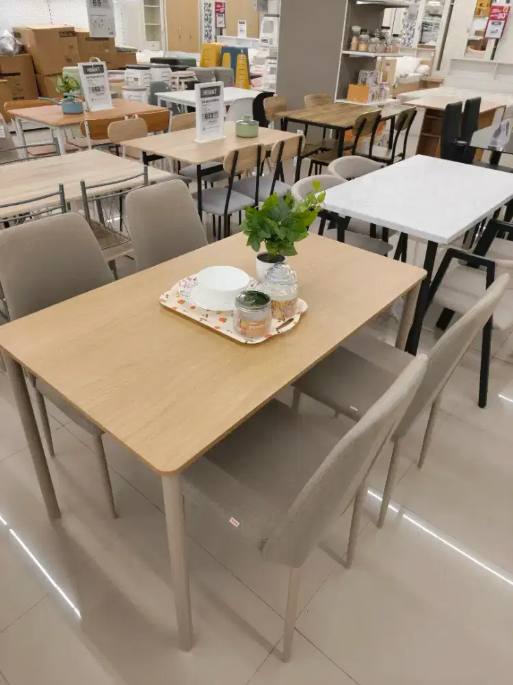 Meja makan minimalis