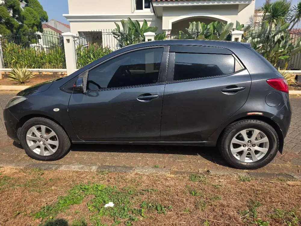 Mazda 2 Non Sky 2010, Abu-abu,