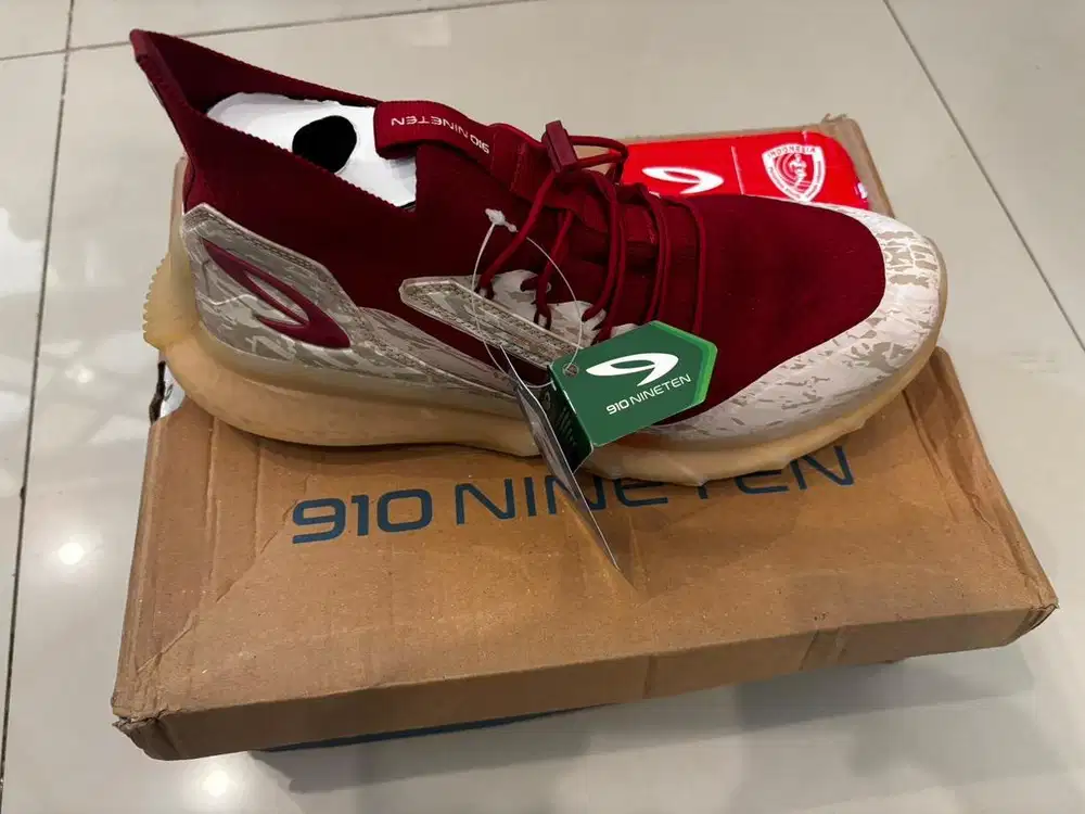 Sepatu nineteen baru
