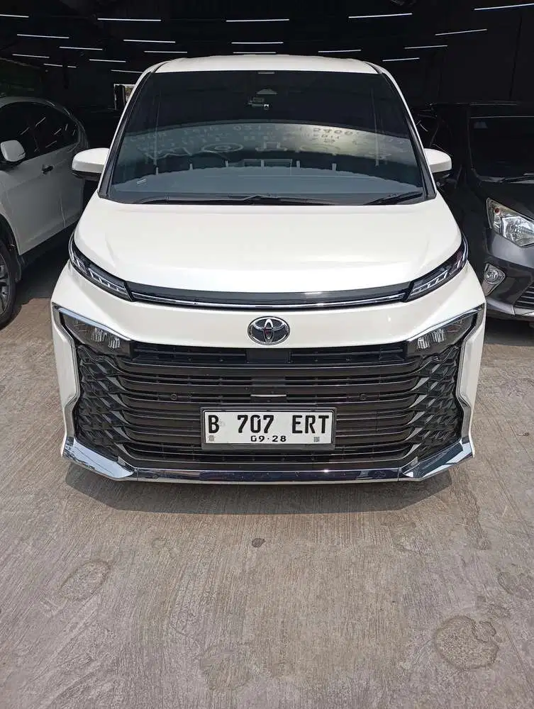 Toyota Voxy 2.0 CVT 2023 Putih