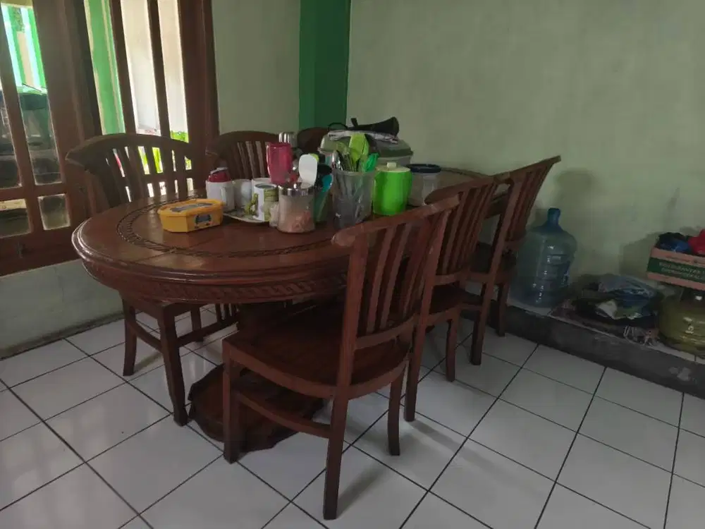 Dijual 1 set meja makan 6 kursi dari kayu jati tua di cibinong