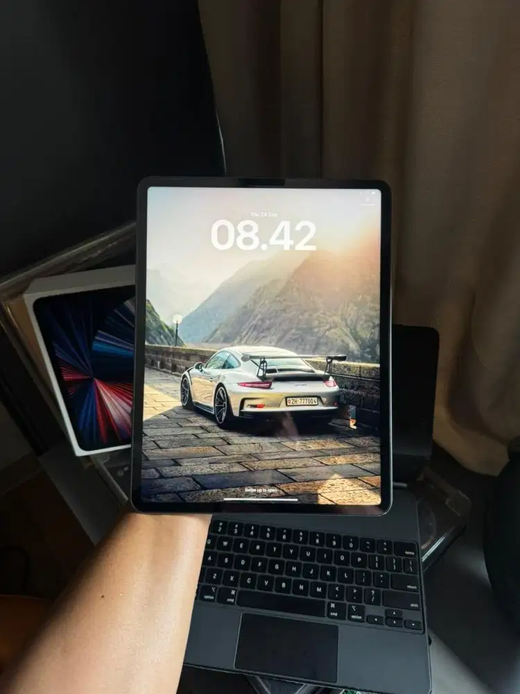 ipad pro 12.9 gen 5 M1 256gb wifi only ibox + apple magic keyboard