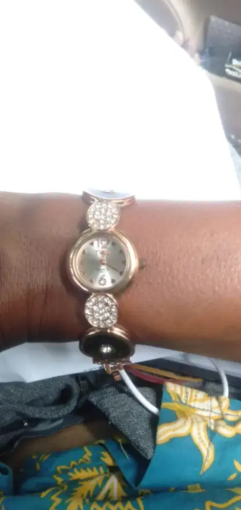 Jam tangan cew baru dan ori  tingal pakai aja yg cepat dia dapat chek