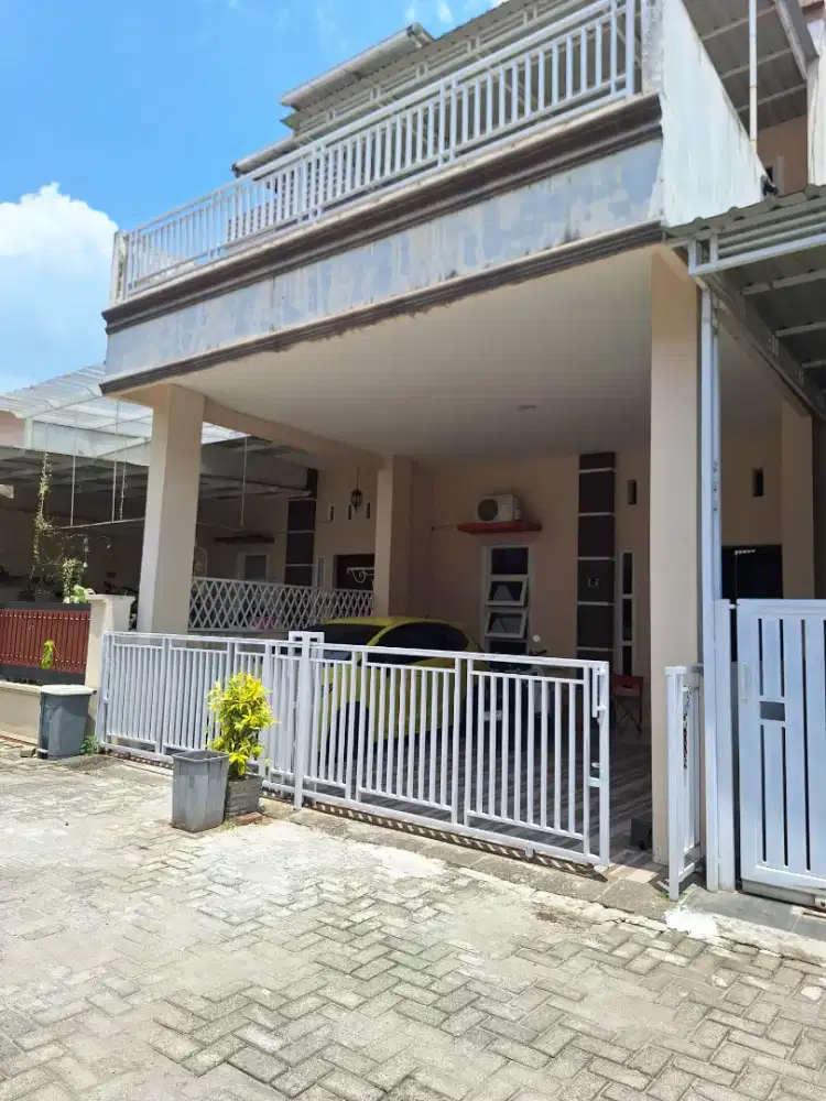 Dijual rumah 3  lantai area strategis