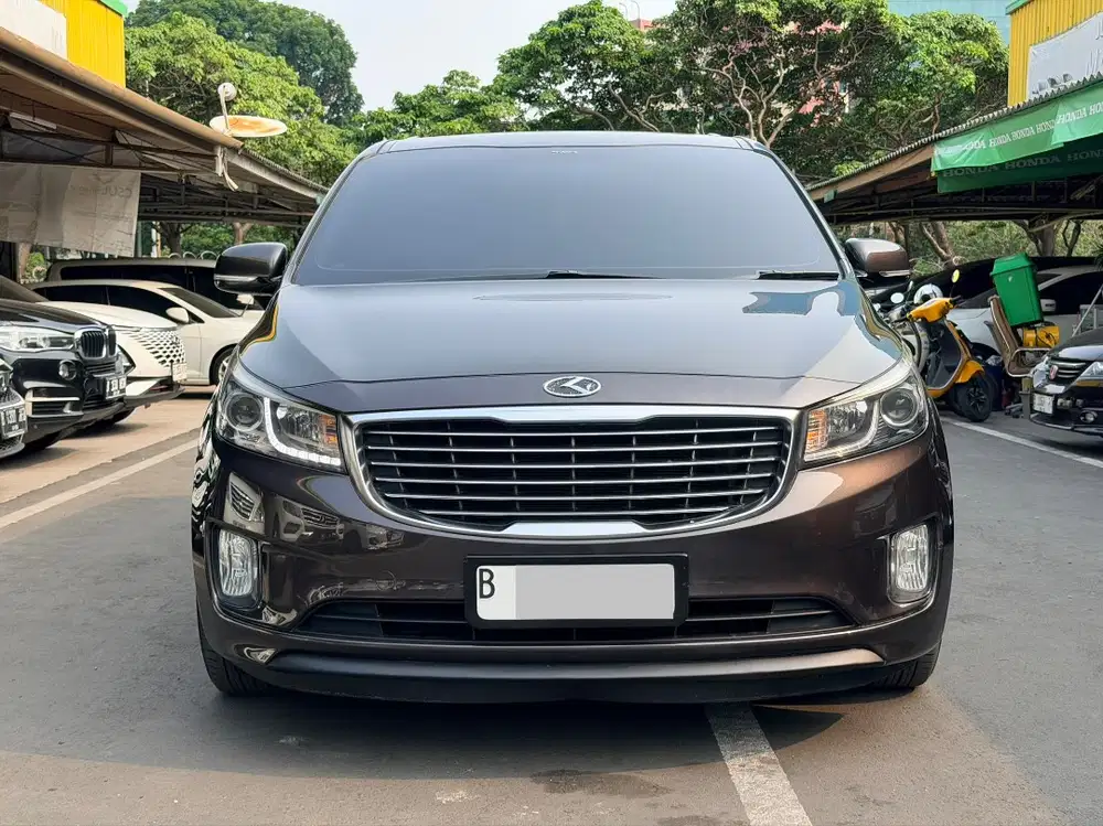 KIA GRAND SEDONA ULTIMATE AT 2017 COKLAT