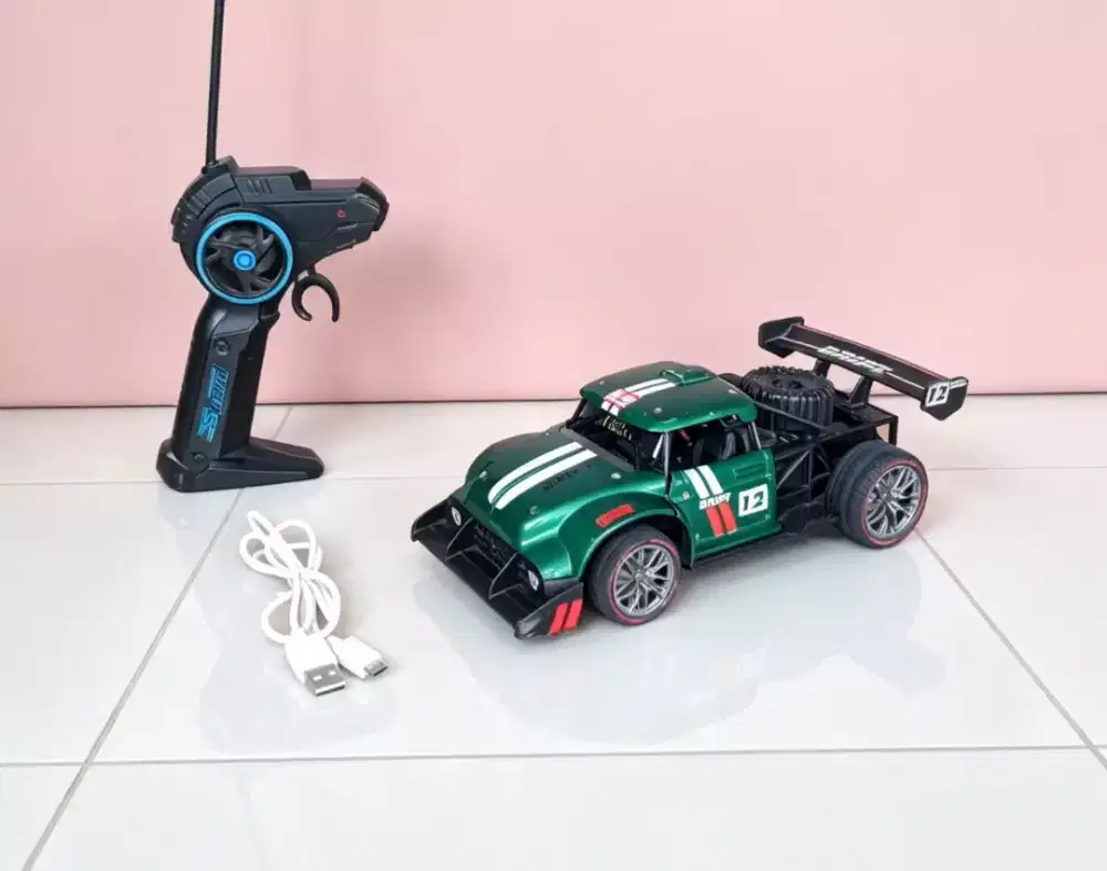 Mainan mobil remote body besi