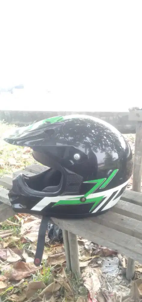Di jual cepat hari ini Bu helem untuk semua motor murah no minus