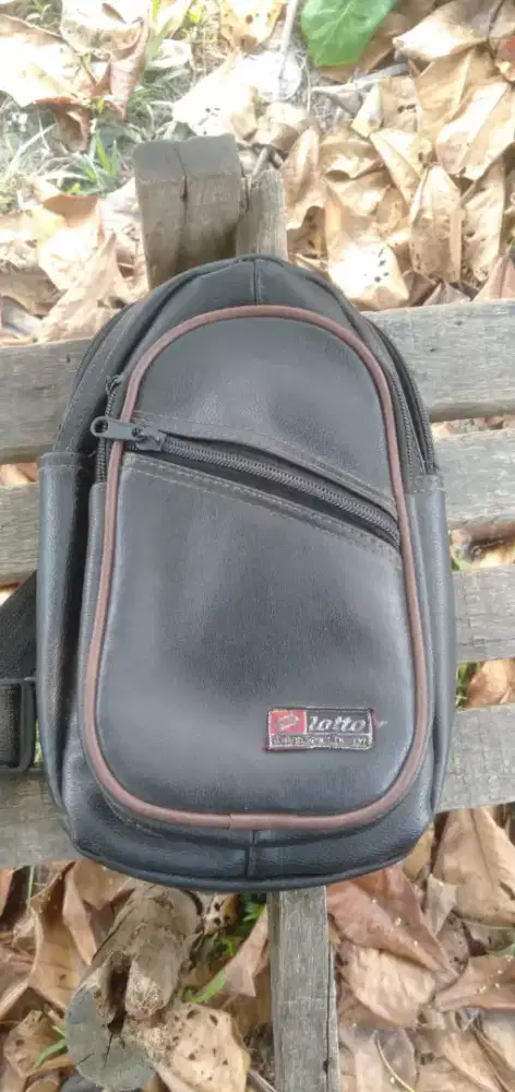 Di jual semua macam tas ada 30 buah baju kemeja 50 buah wa,hp aja