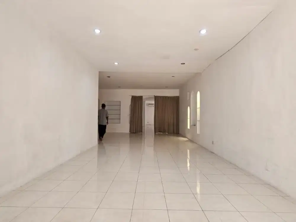 Disewakan Rumah di Kemang. Muat 8 Mobil