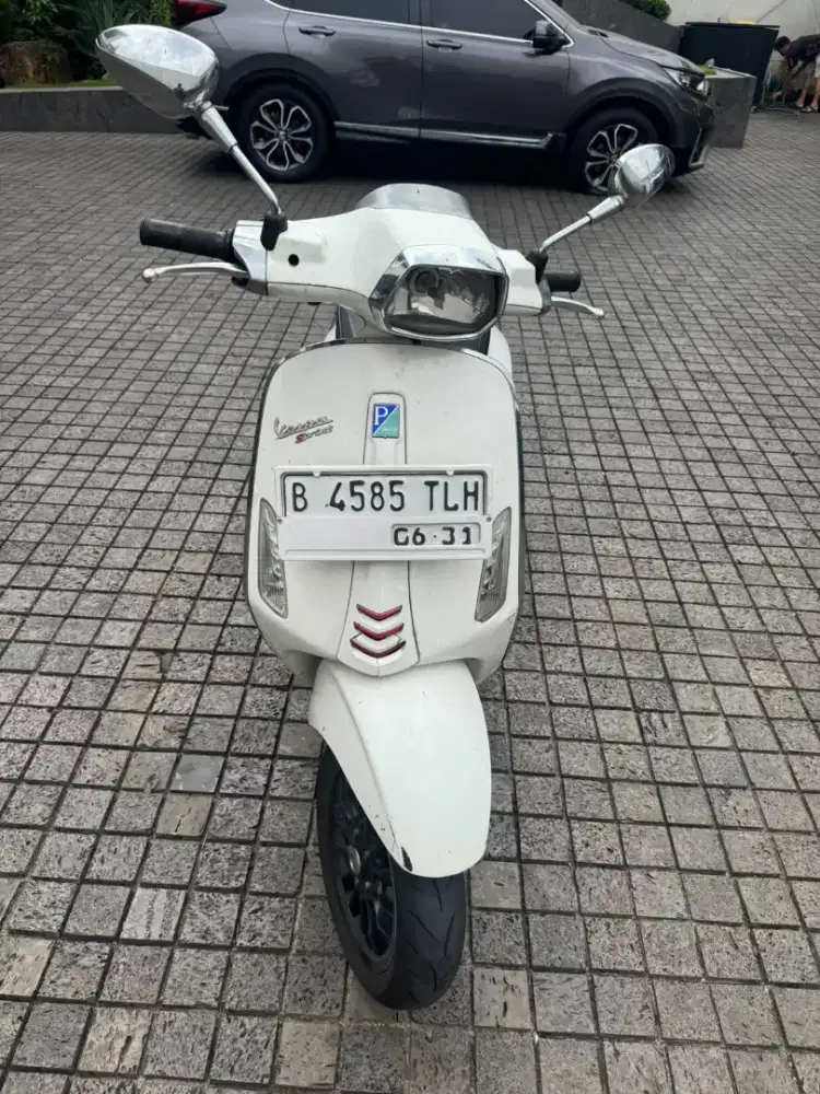 Dijual Vespa sprint 2016 putih favorit