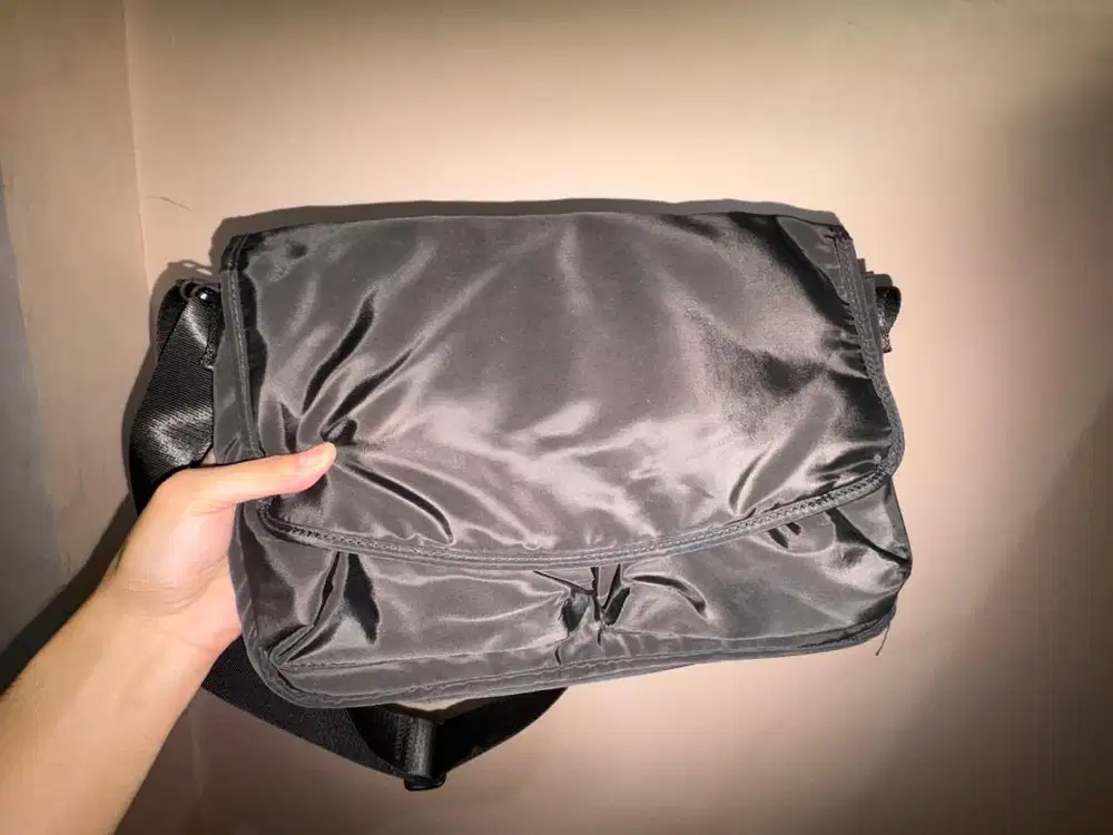 tas slempang laptop penutup magnet