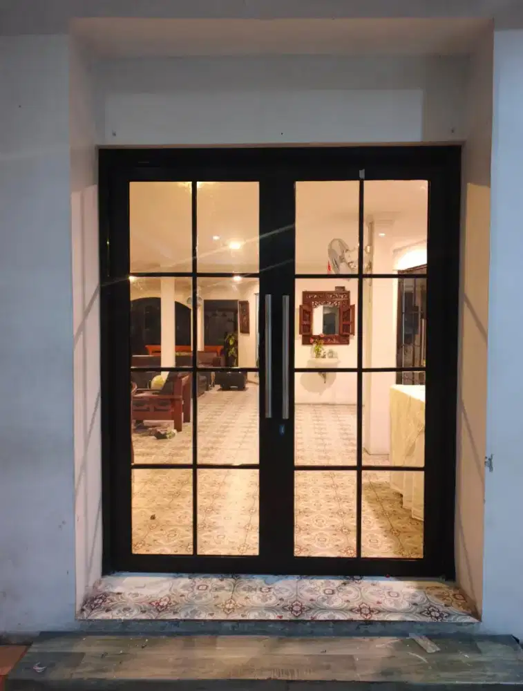 Pintu Kaca Swing Aluminium