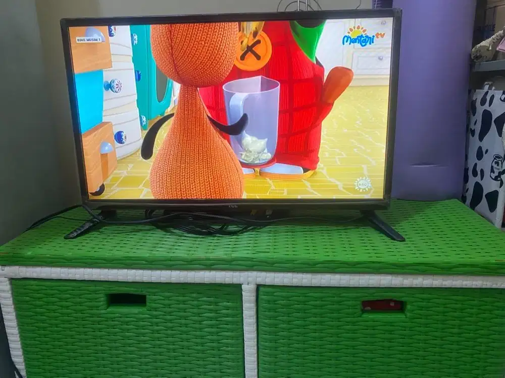 Tv 24inc TCL dan meja tv nya