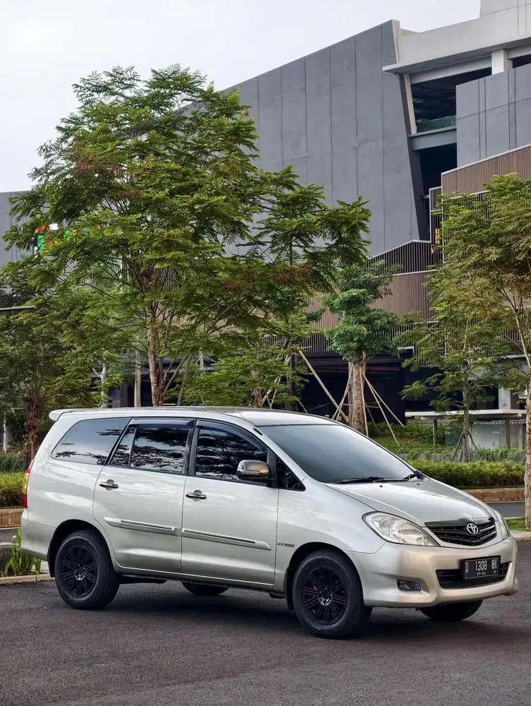 Toyota Kijang Innova 2011 Bensin