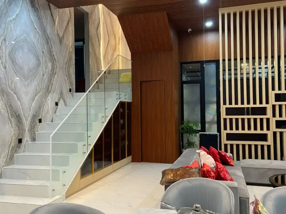 Disewakan Rumah Permata Hijau Residence PIK 2, 12x20 m, 2.5 Lantai, 4+1 KT, 5+1 KM, Full Furnished Interior, Rp 550 Jt/Tahun Nego