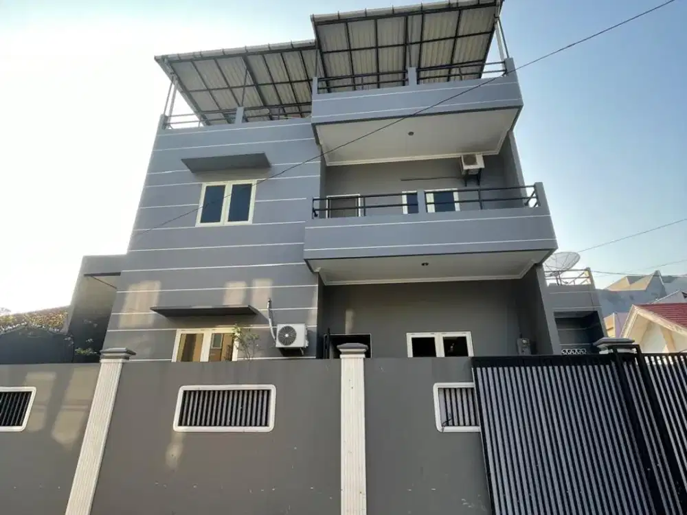 Disewakan Rumah Taman Ratu, 3 Lantai, LT 180 m², 9 KT, 3 KM, Rp 140 Jt/Tahun Nego