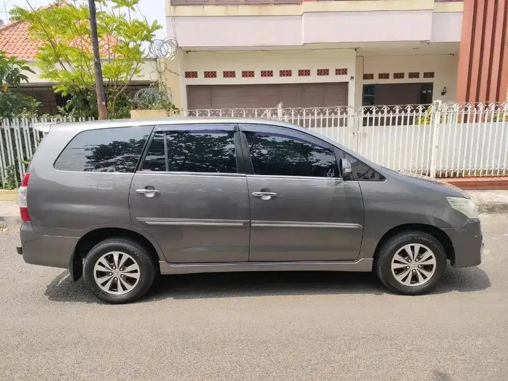 toyota kijang innova (2014)