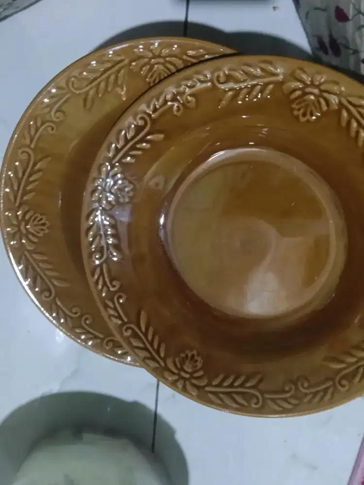 Piring pelastik ayaman dan piring  kramik