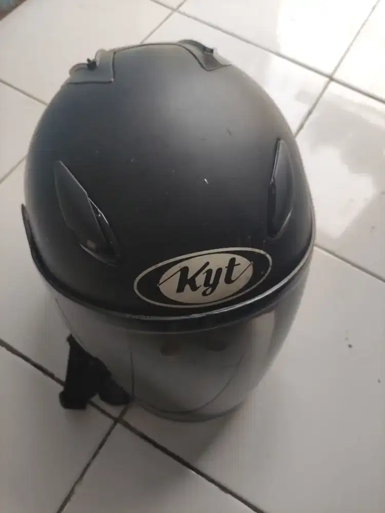 Di jual Helm KYT bekas