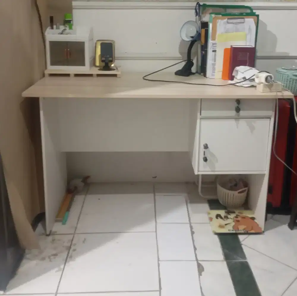 Meja kerja setengah biro