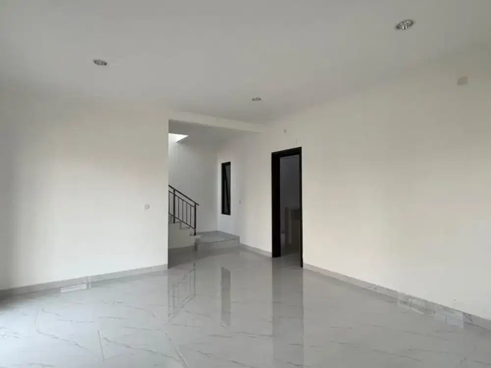 Disewakan Rumah Villa Pasir Putih PIK2, Uk. 8x12,5, 2 Lantai, Listrik 4.400W, Rp 125 Juta/Thn