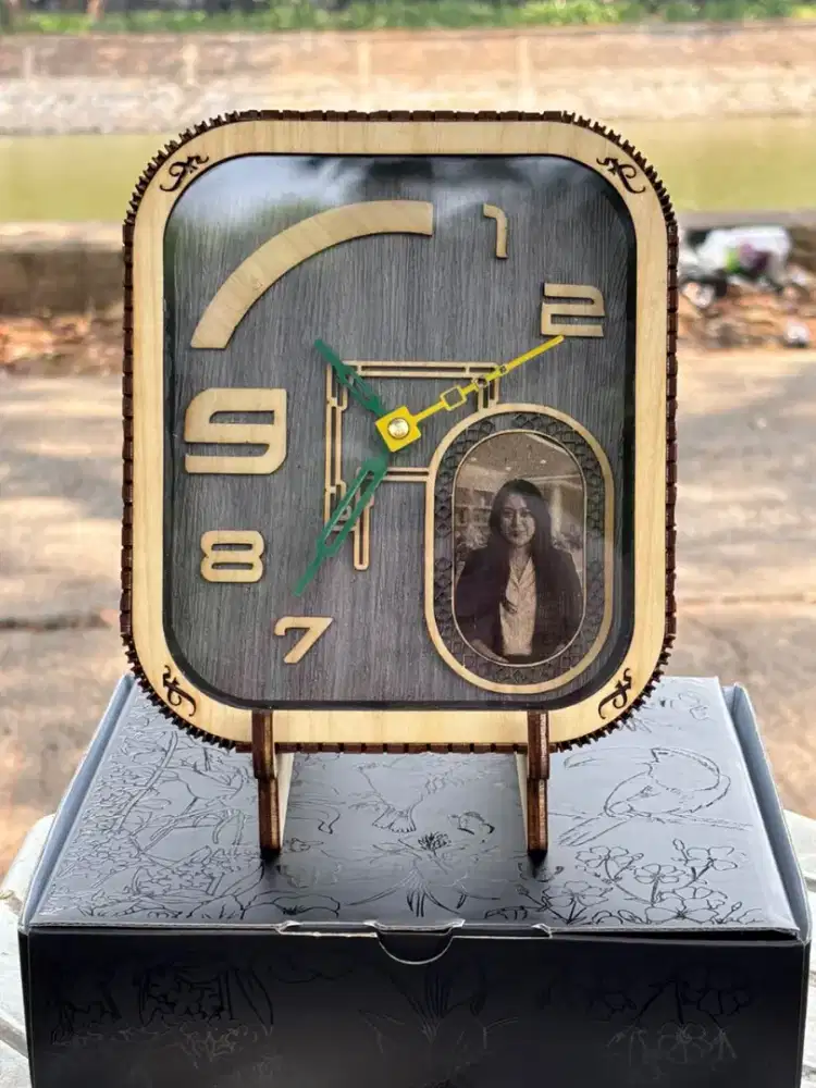 Jam estetik ukiran kayu
