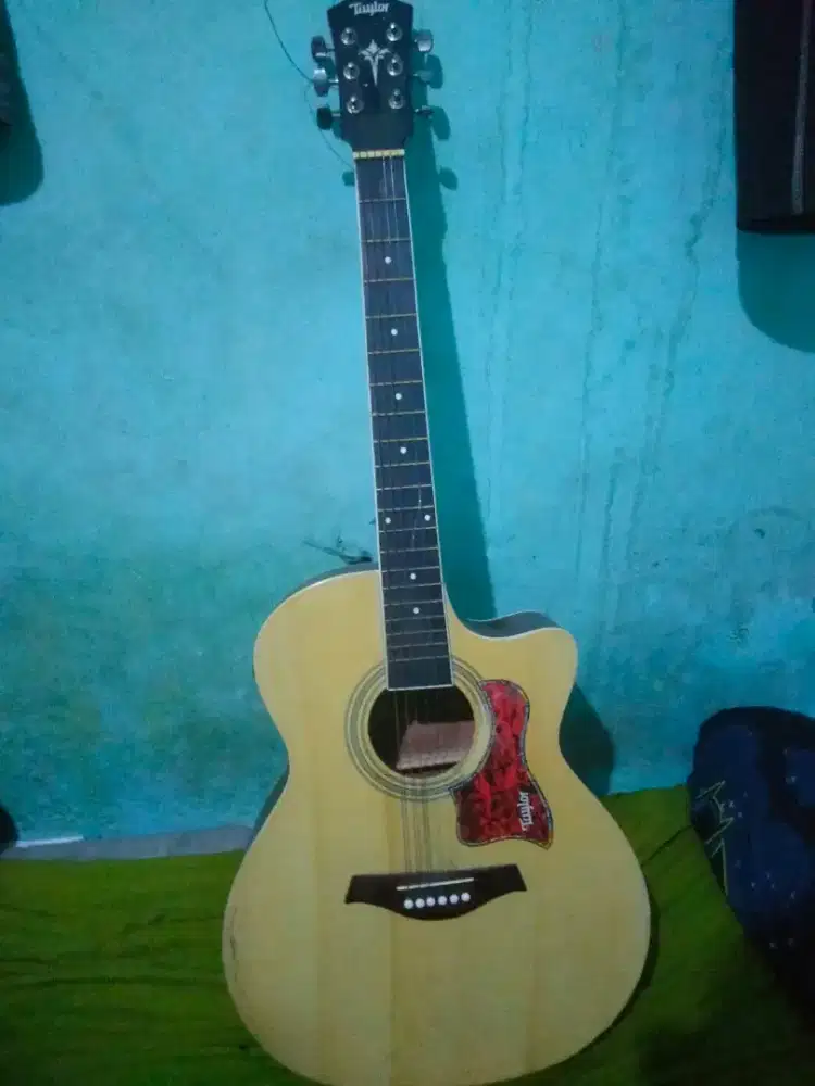 DI JUAL GITAR TAYLOR