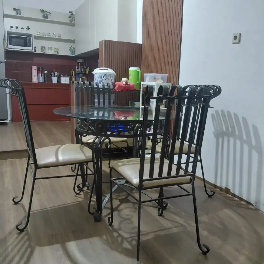 Meja makan antik besi berat