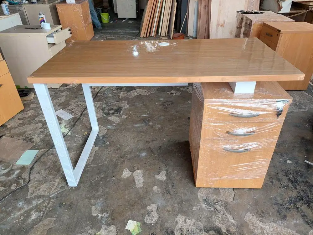 Meja kantor laci