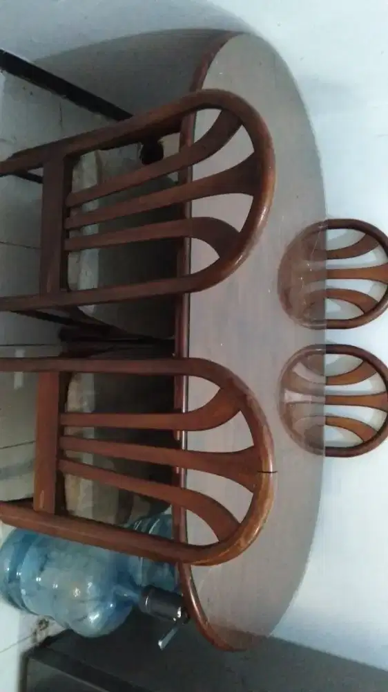 Meja Makan Kayu + 4 Kursi + Kaca Tebal – 1.200.000 Juta Nego