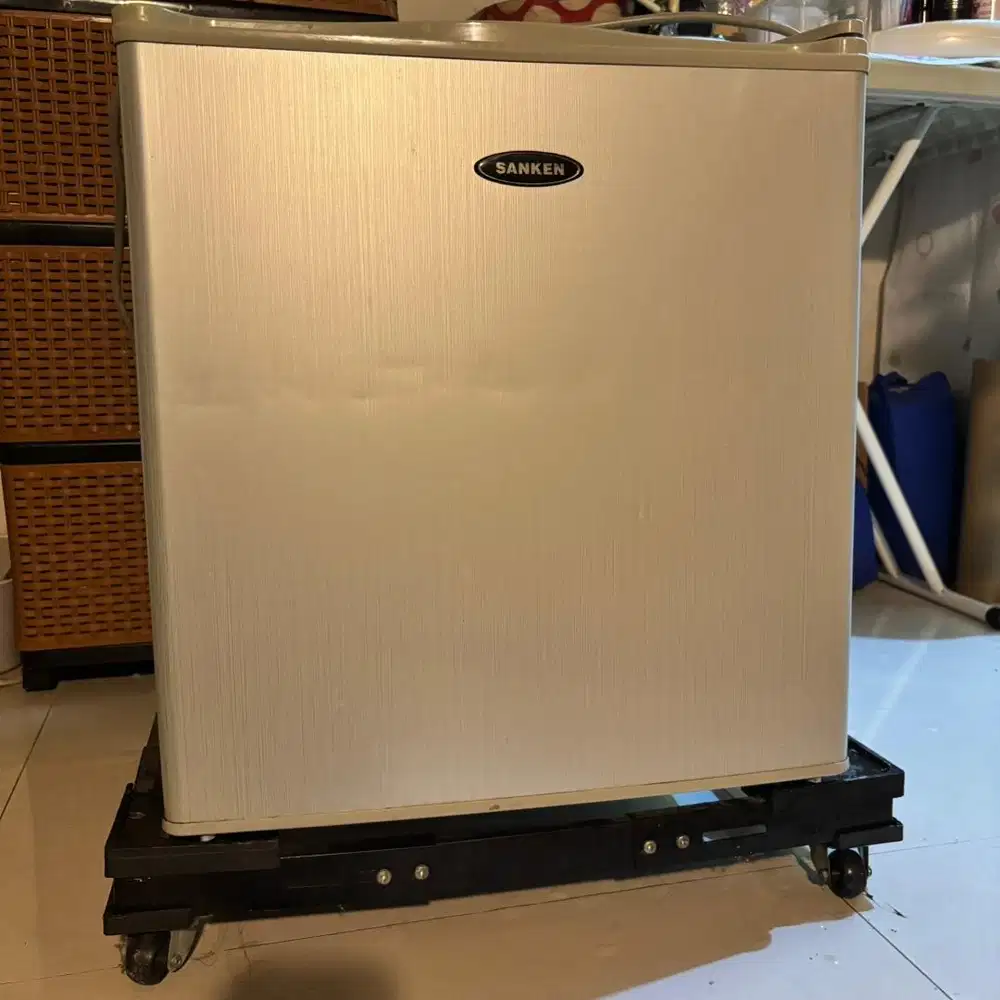 Kulkas Mini Bar Sanken Hemat Listrik (70W) – Mulus & Dingin Pol!