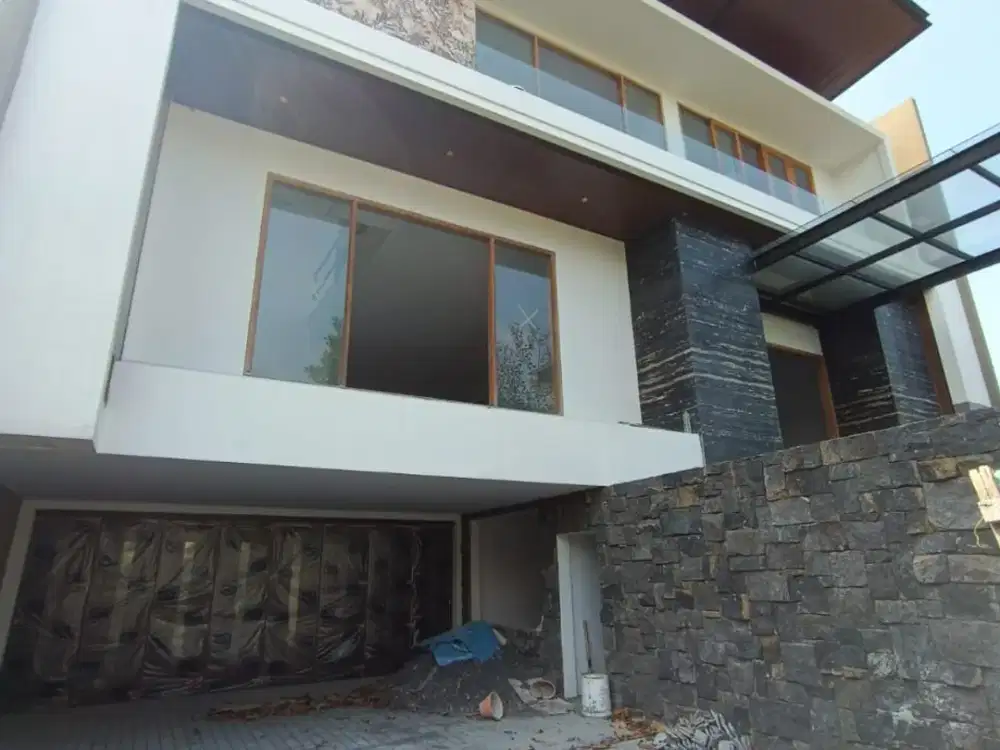 Jual Rumah Baru Minimalis ada Basement dan Lift di Kawasan Elit Graha Family Surabaya Barat