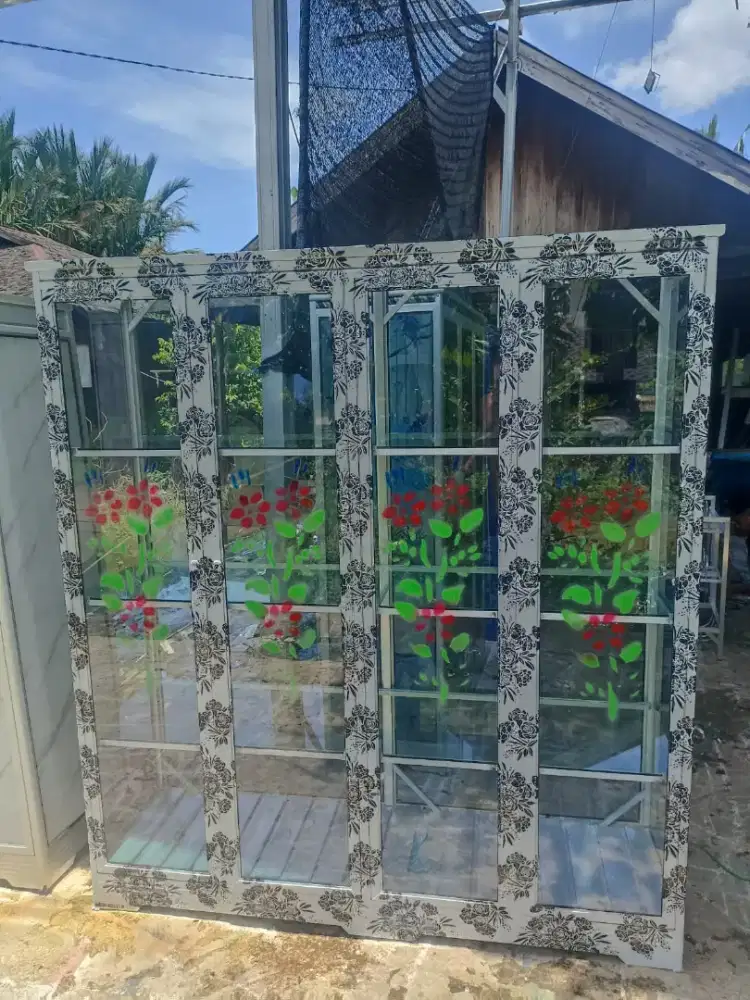Lemari hias serbaguna