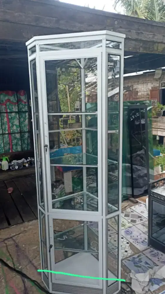 Lemari hias untuk sudut ruangan