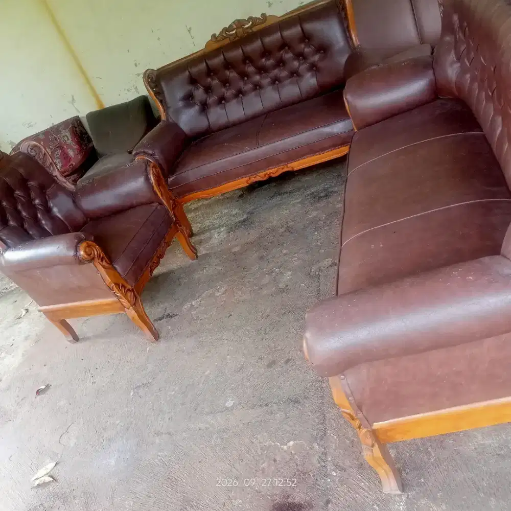 Tanpa meja. 3 kursi sofa jati bekas dah melamin Bogor kampus ipb