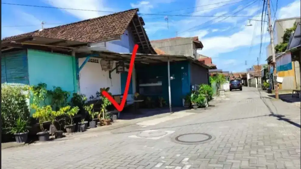 TAnAH Deket UGM di timur SPBU jalan Kaliurang KM 5 Sleman Yogyakarta