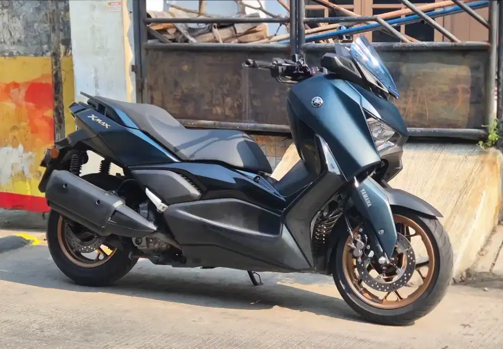 Xmax 250 + Helm X-Lite 803 Ultra Carbon