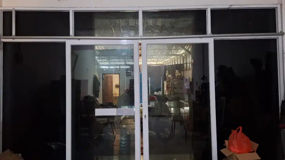 Pintu geser kaca toko