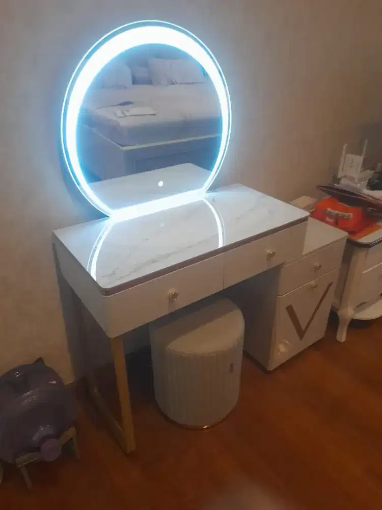 Meja rias minimalis